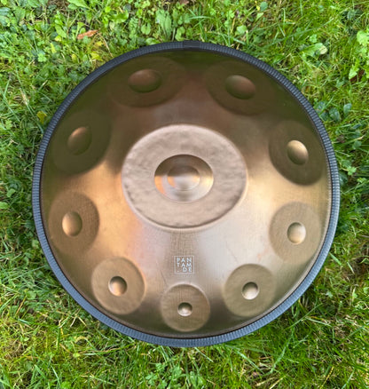 Pantam.de D-Kurd 9+1 Standard Handpan mit Softshell Tasche