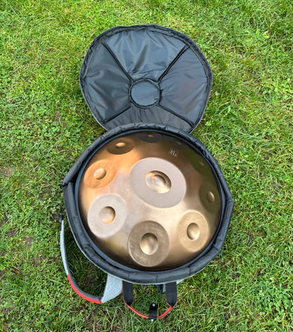 Pantam.de D-Kurd 9+1 Standard Handpan mit Softshell Tasche